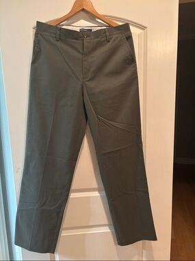 Dockers Men's Olive Green Chinos